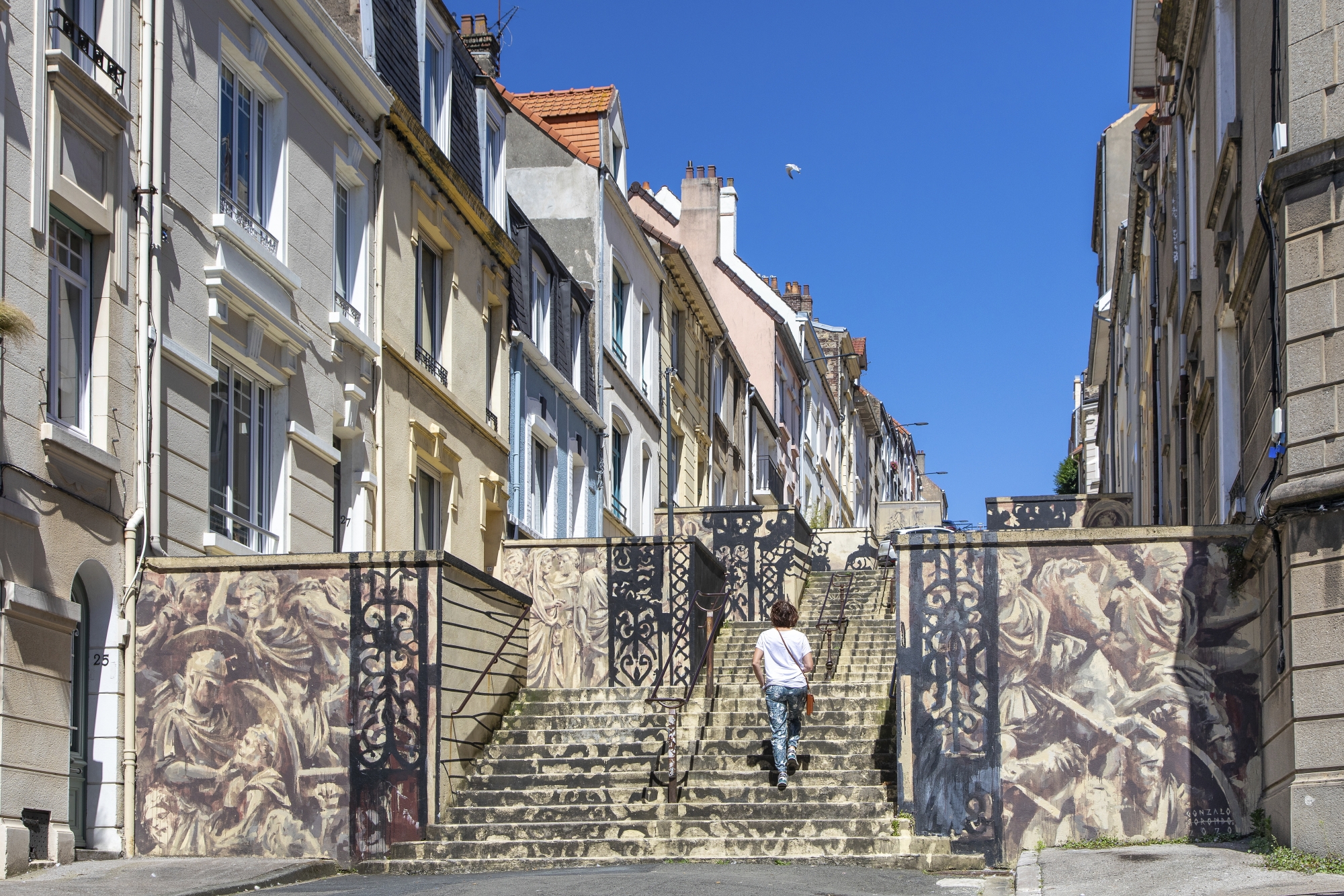 Fresque de Gonzalo Borondo qui a obtenu le 1er prix du "Golden Street Art" récompensant la plus belle fresque de France en 2020.