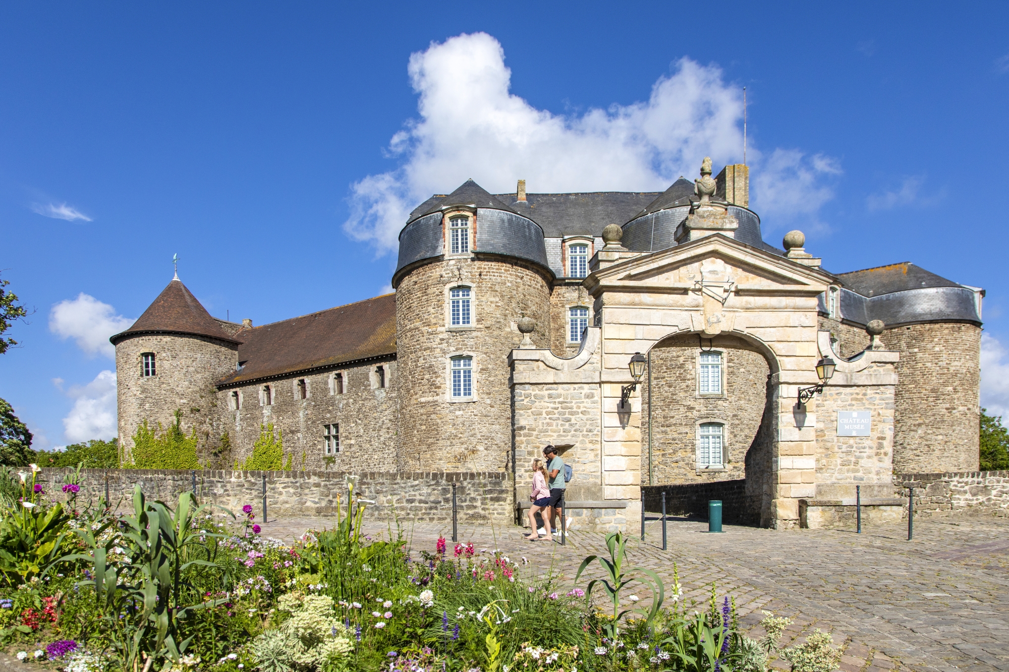 Le château-musée, rue de Bernet.
