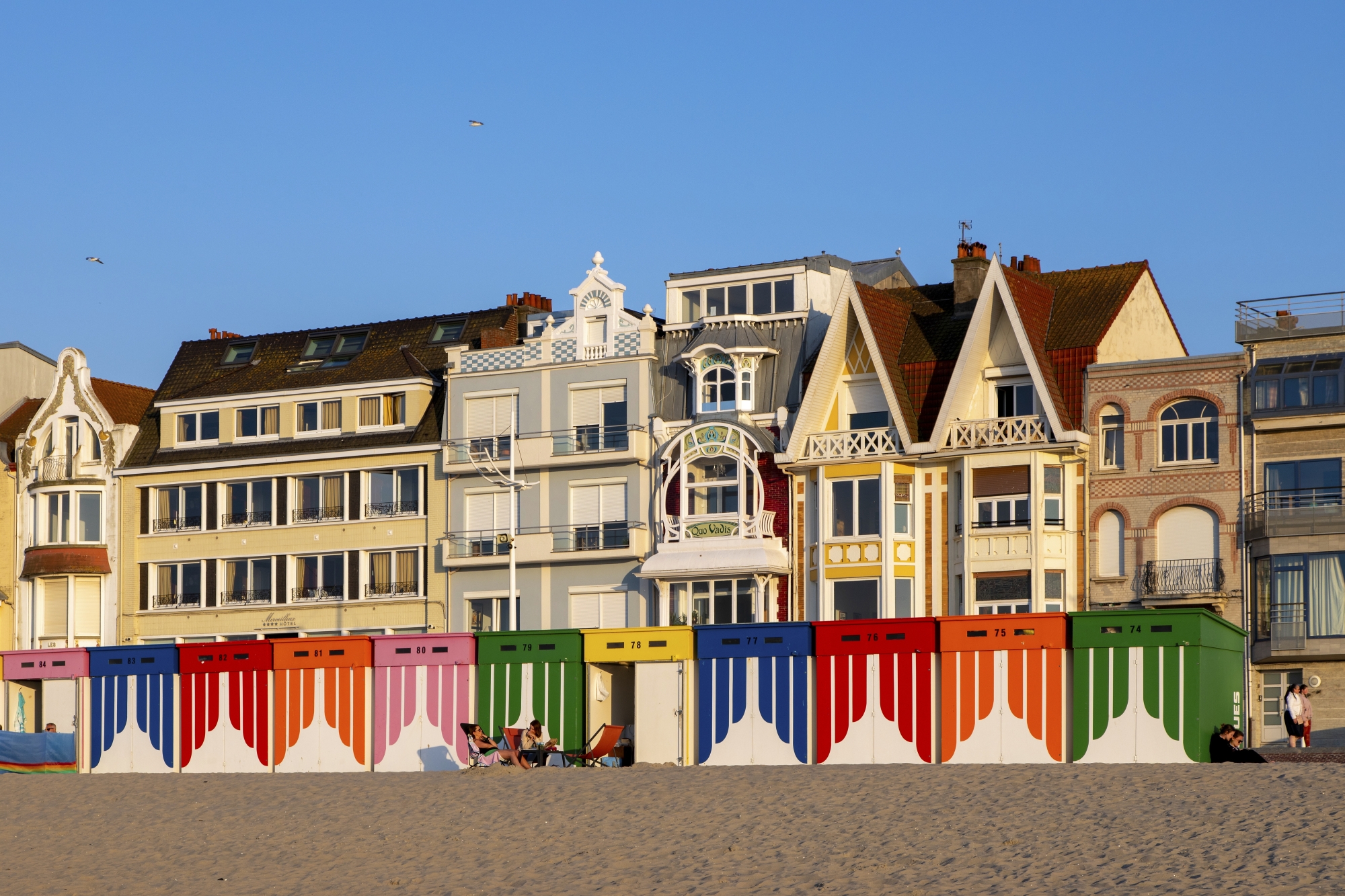 Les splendides villas XIXe du front de mer et les cabines de plage colorées.