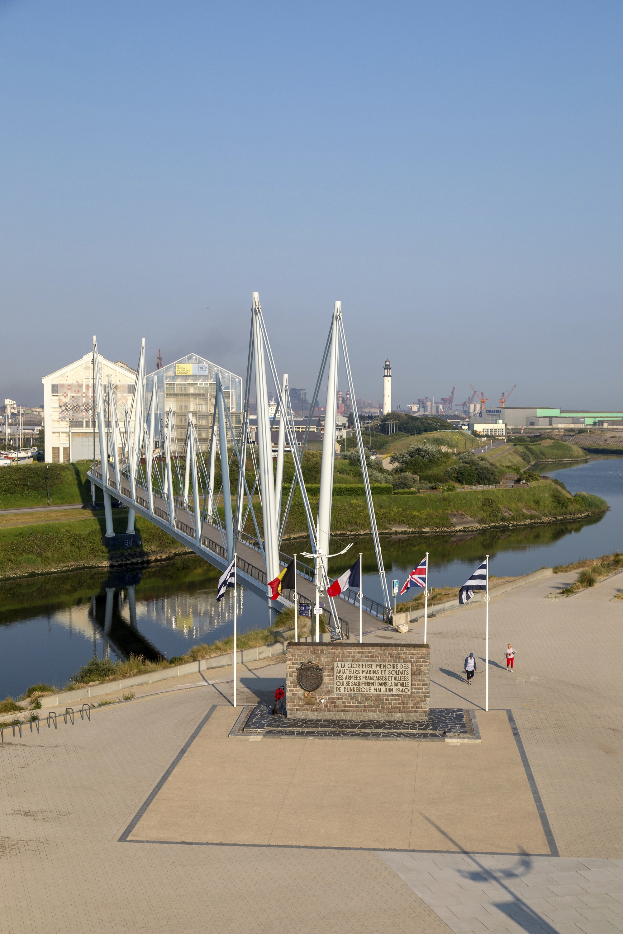 Balade à vélo depuis Dunkerque, où l’on emprunte la passerelle du Grand-large, jusqu’à Malo-les-Bains, que l’on rejoint rapidement en longeant la digue. 