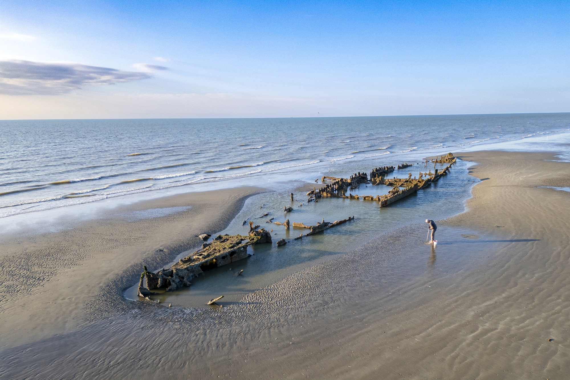 Le Devonia, à paquebot à aubes délibérément échoué lors de l'opération Dynamo. Quatre autres épaves sont visibles à marée basse sur la plage du Zydycoote.
