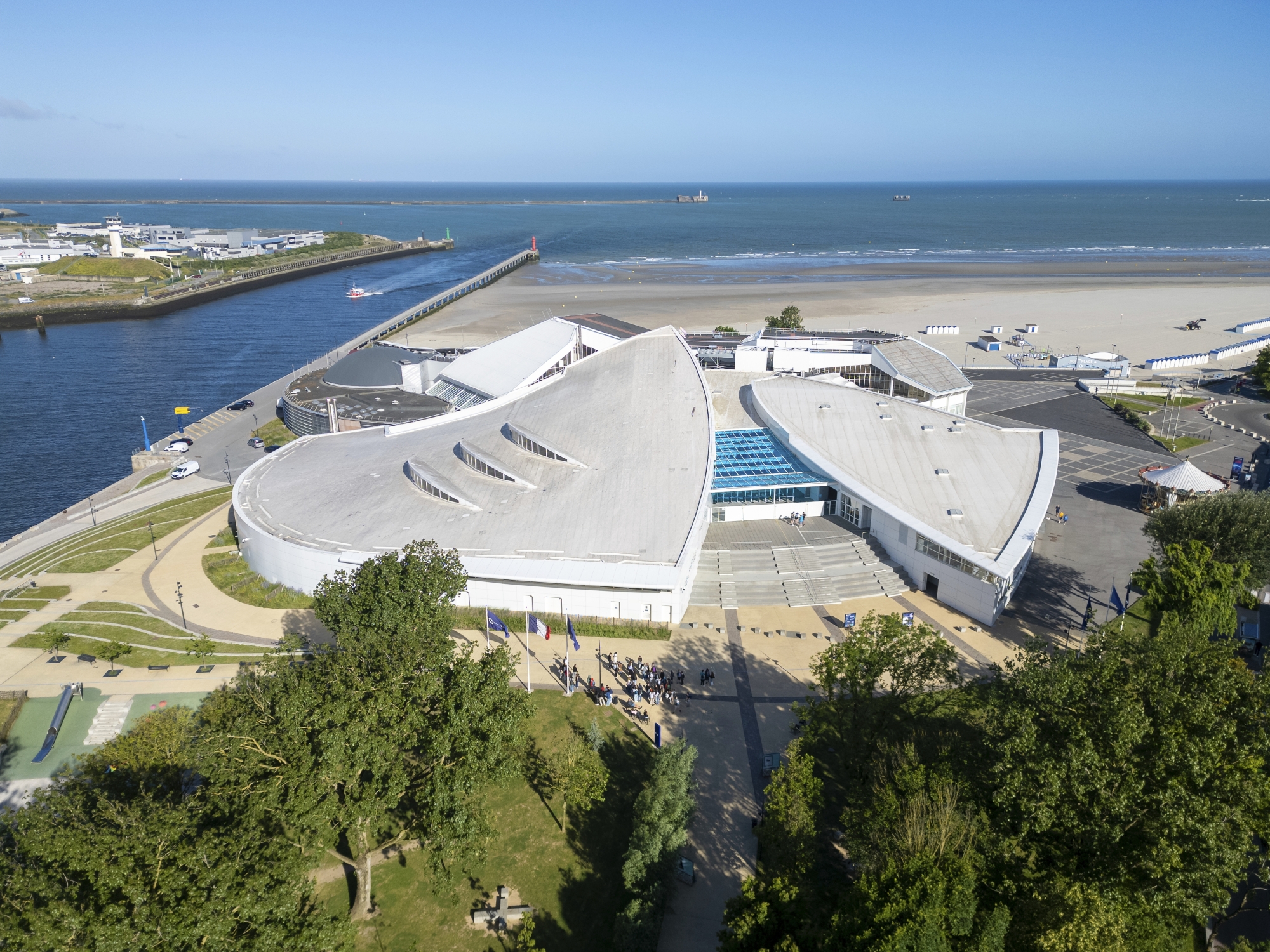 Conçu par l’architecte Jacques Rougerie, le bâtiment a des allures de raie manta.