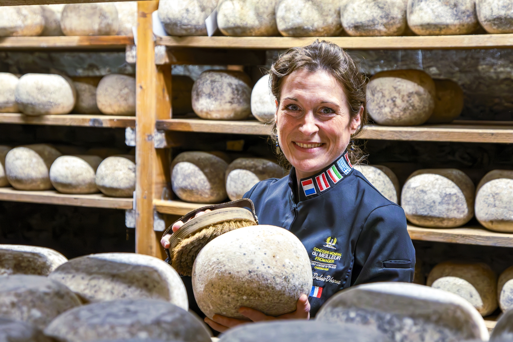 L’artiste-fromagère, qui se définit comme autodidacte, a installé sa fromagerie La Finarde dans les 400 m2 de caves d’affinage de la citadelle d’Arras, ancienne forteresse militaire du XVIIe siècle.