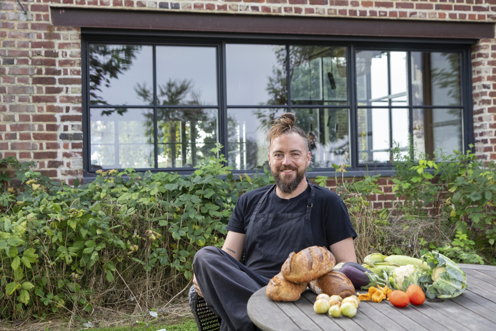 Exit vanille et café du bout du monde ! Pour des raisons éthiques et écologiques, le chef cuisinier et ancien finaliste de Top Chef en 2013 fait la part belle aux produits de sa région.