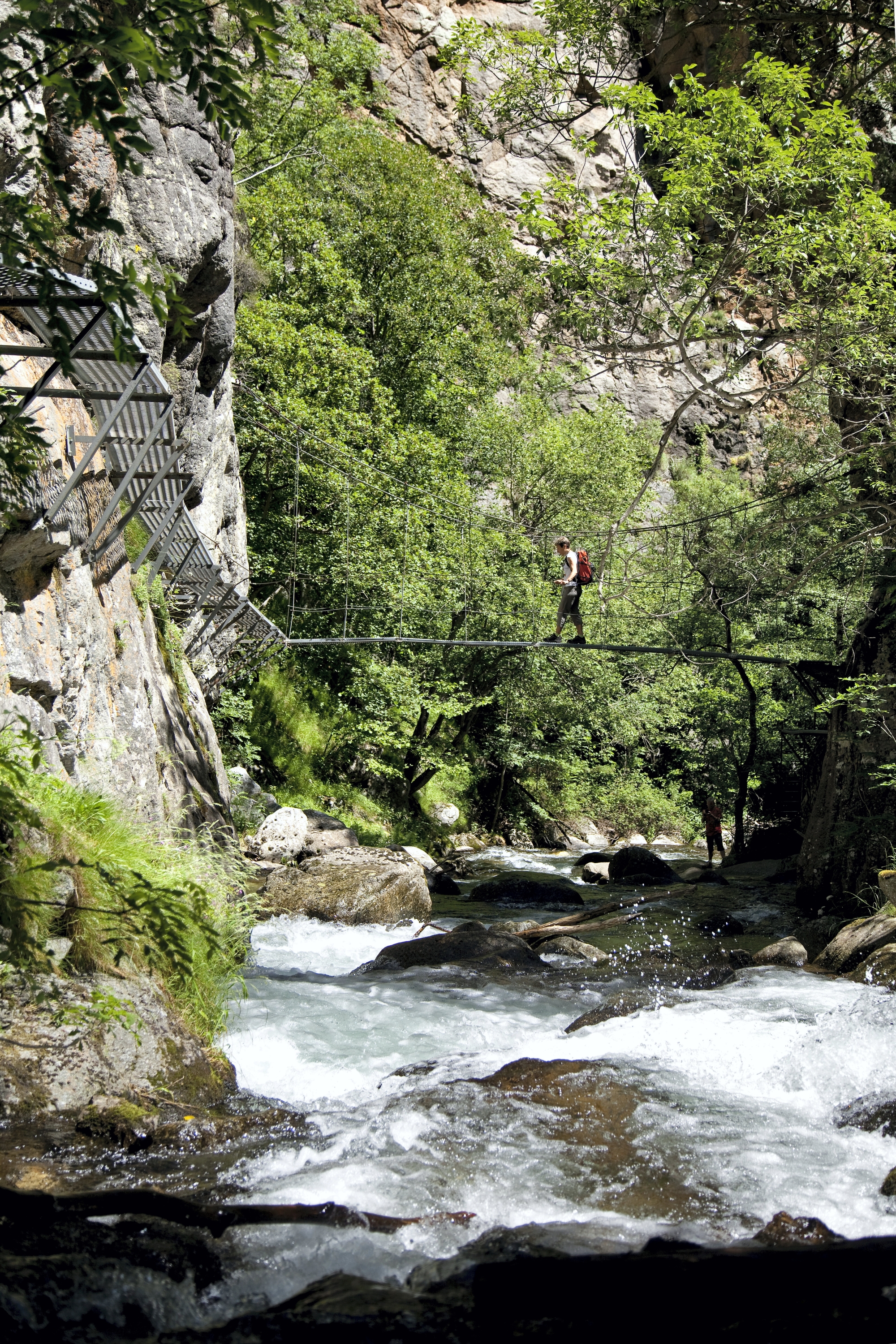 Moment fort de la randonnée, la sortie des gorges par le pont de singe avec, en dessous, la rivière qui gronde et lèche les rochers sur son passage.