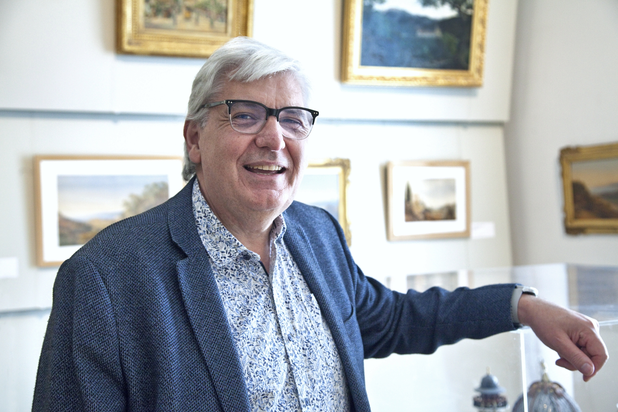 Jean-Pierre Barbero, directeur de la Villa Masséna, devant la maquette XIXe de la promenade des Anglais.