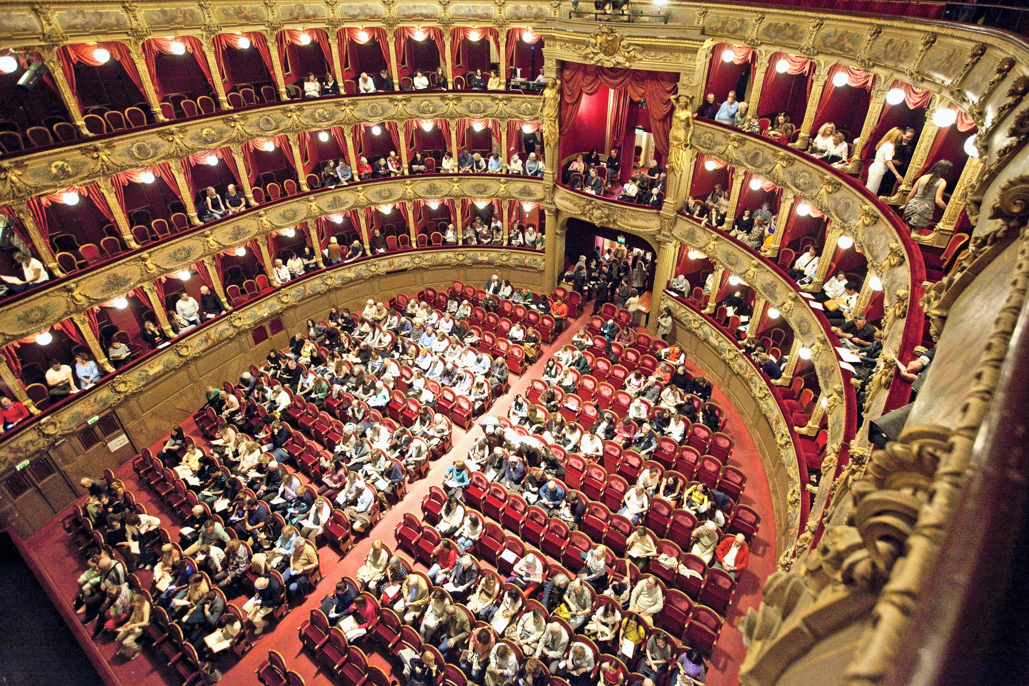 Richement parée d’or et de velours rouge, la grande salle « à l’italienne » peut accueillir un millier de spectateurs.