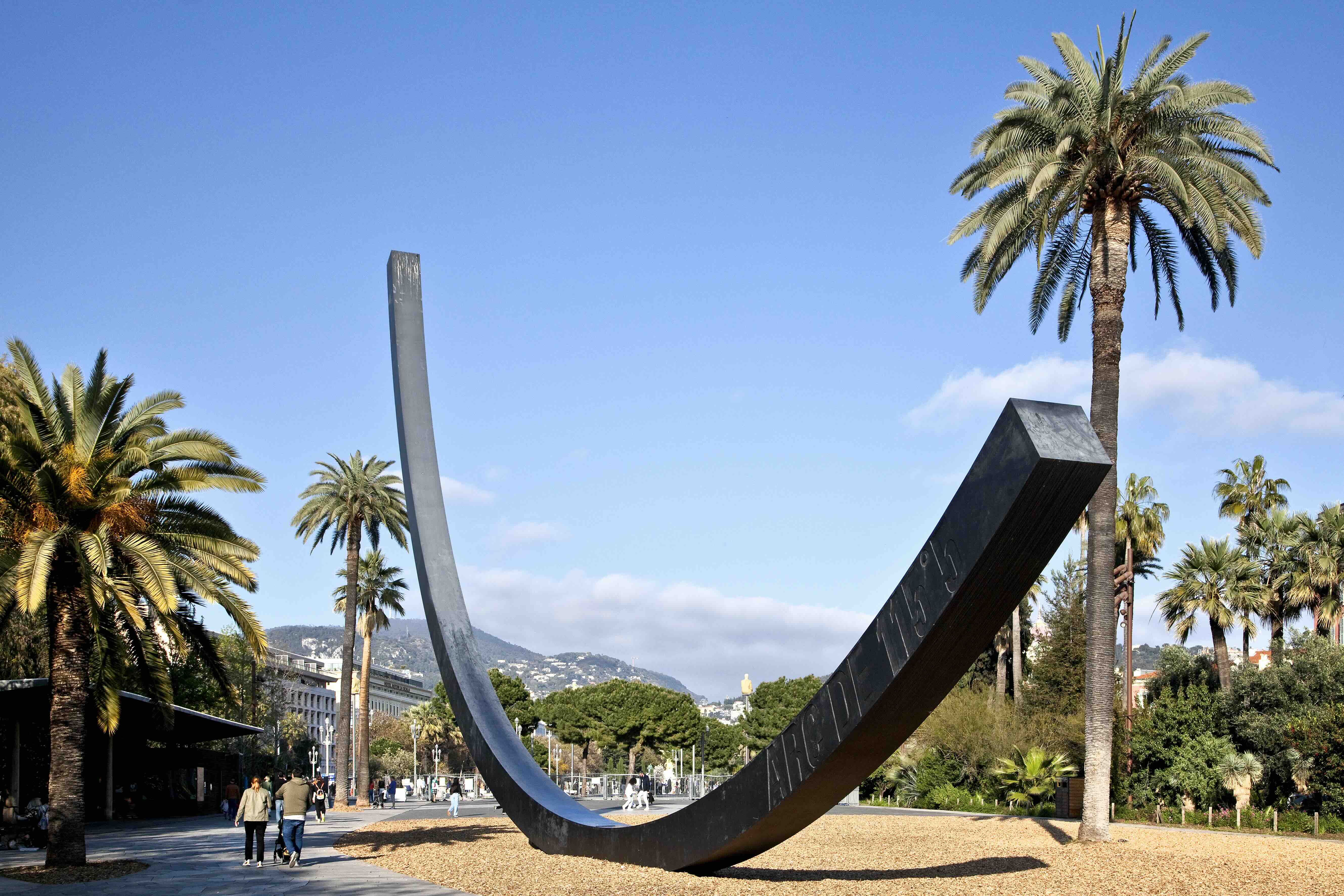 Le jardin Albert-Ier est un lieu de promenade autant qu’un espace culturel. Du Festival du livre au Nice Jazz Fest, sans oublier les pépites patrimoniales telles que l’Arc 155°5 de Bernar Venet (ci-contre), ce parc de 3 ha est une bulle de verdure appréciée des Niçois.