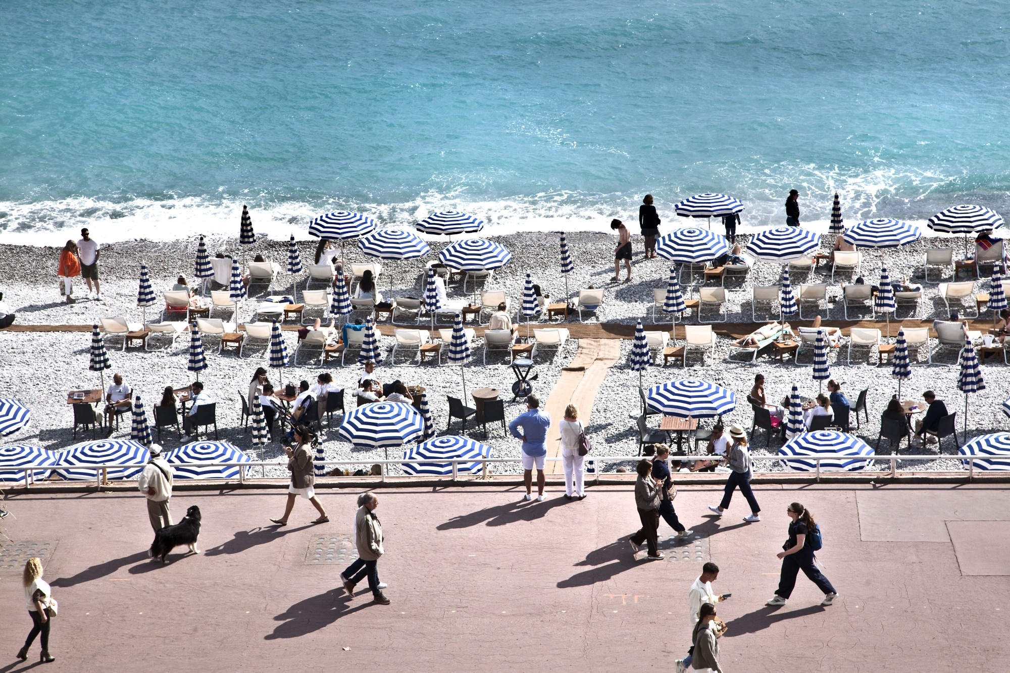 Les plages privées se succèdent le long du quai des États-Unis, large zone piétonne et cyclable parmi les plus fréquentées et populaires de la ville.