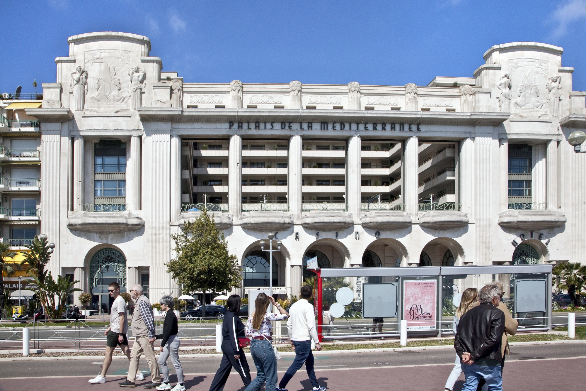 La façade sud de l’Opéra, face à la baie des Anges. Ce bâtiment classé affiche un style dit « éclectique », très en vogue à la fin du XIXe siècle.