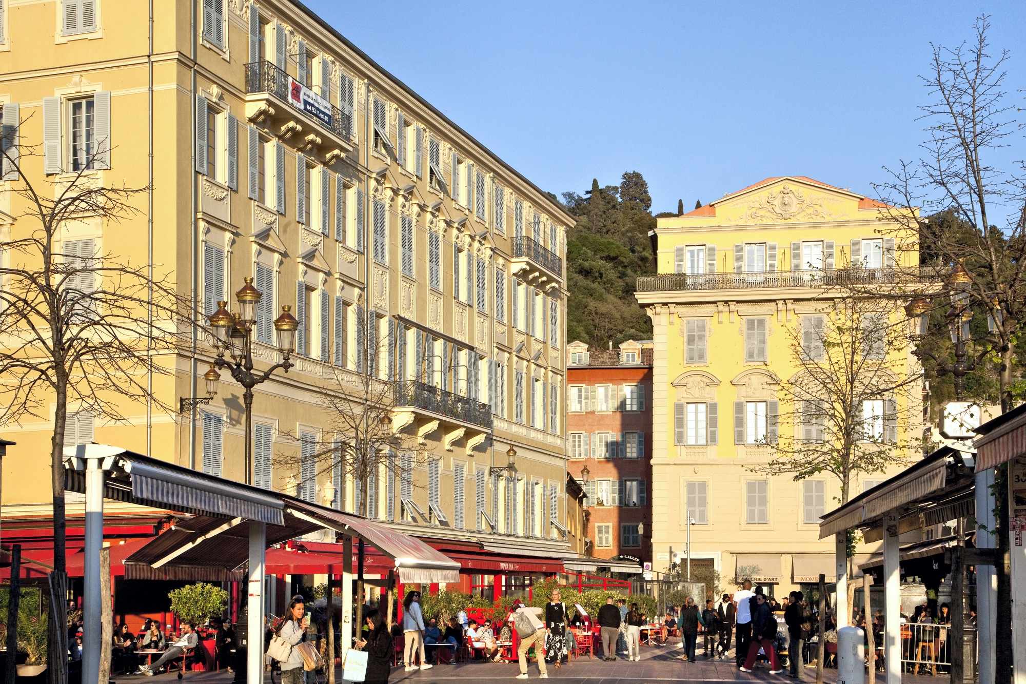 Balade depuis le cours Saleya (ci-contre), réputé pour son marché aux fleurs, jusqu’au secteur branché des arcades du quai des États- Unis (plus loin, ci-dessous).