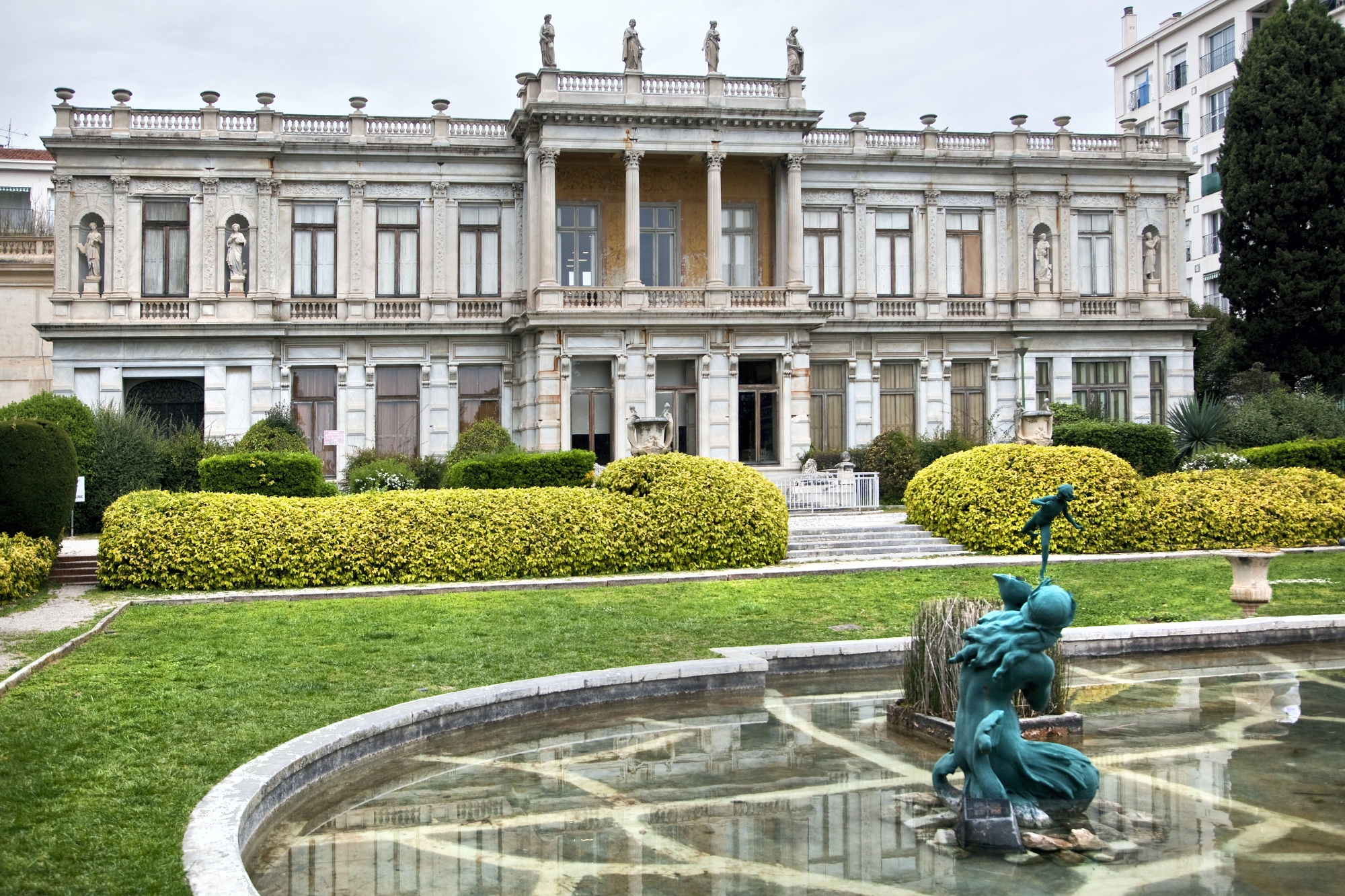 La villa les Palmiers, surnommée palais de Marbre fait partie des imposantes demeures de Nice.