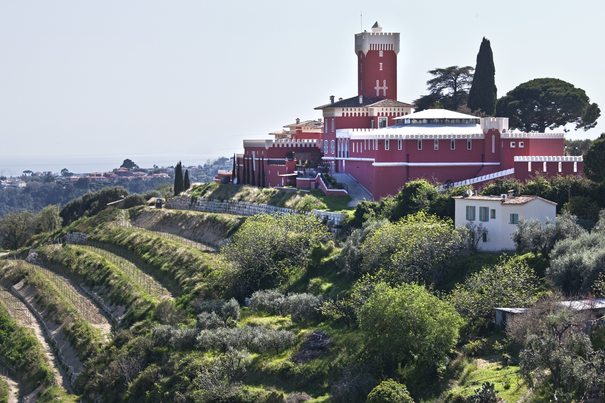 Le domaine de Source, entouré d'hectares de vignobles luxuriant et de vues panoramiques sur la plaine du Var, le Baou de St Jeannet et la Méditerranée.
